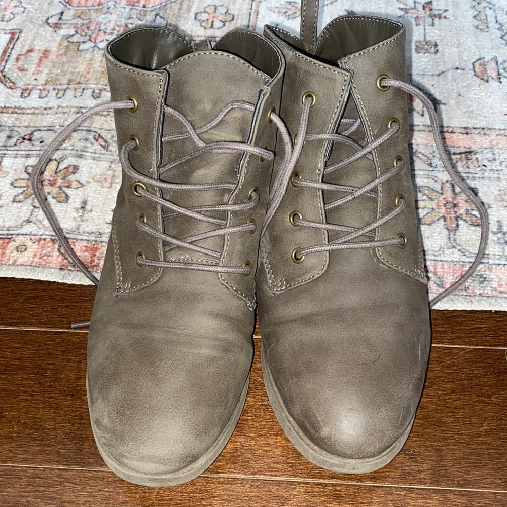 American Eagle Outfitters
Grey Lace Up Boots/Booties